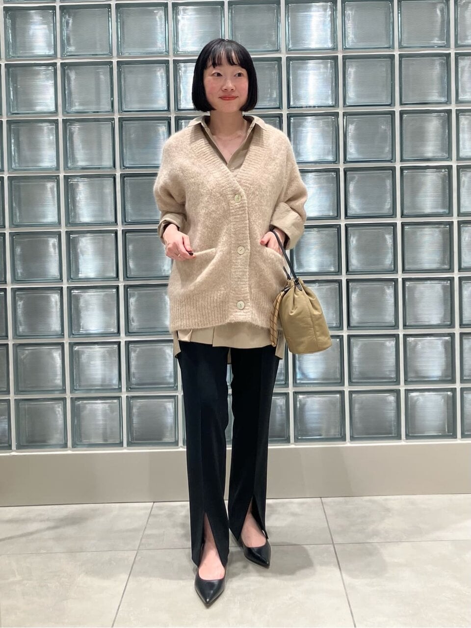 シャギーカーディガン×スリムパンツのコーデ