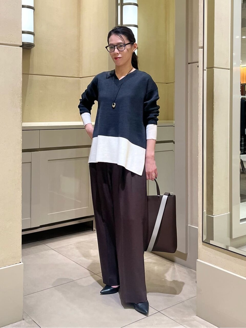 Vネックニット×ワイドパンツのコーデ