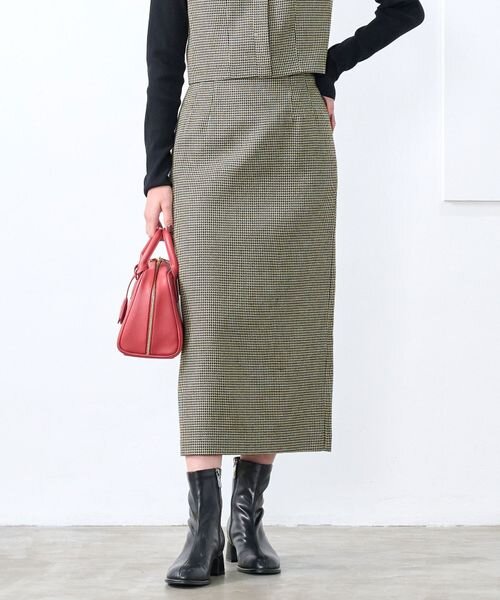 フィット感のあるスカートをはいた女性