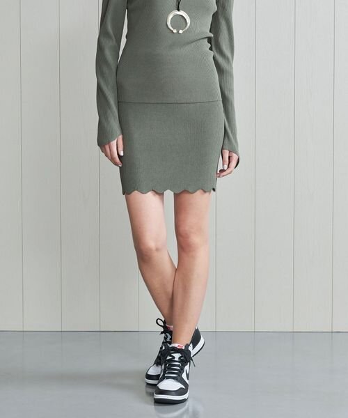 ミニスカートをはいた女性