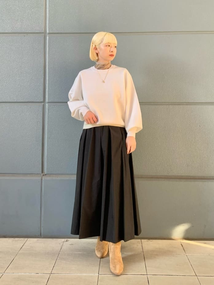 スカートをはいた女性