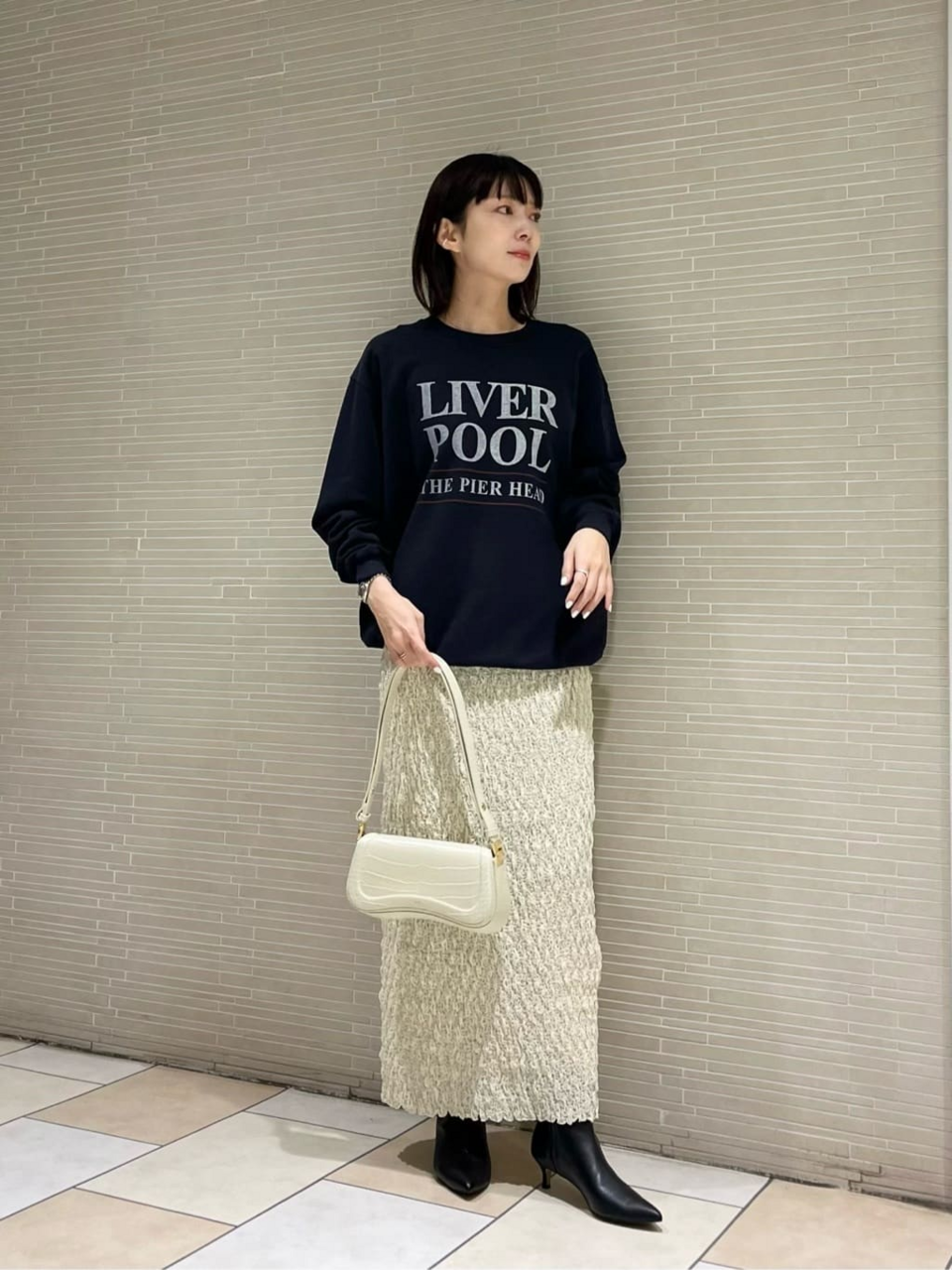 スカートをはいた女性