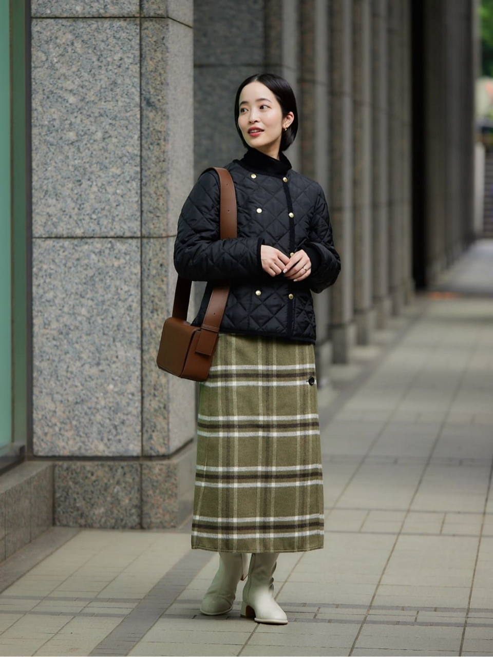 スカートをはいた女性