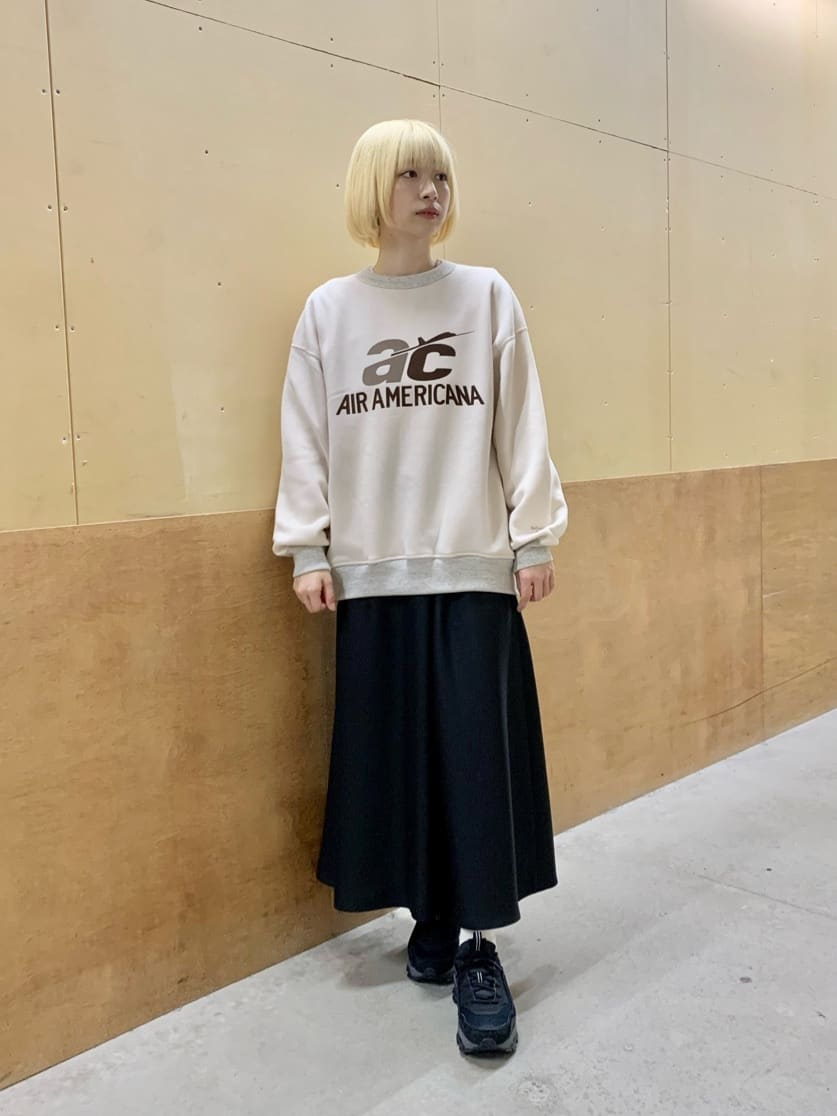 スカートをはいた女性