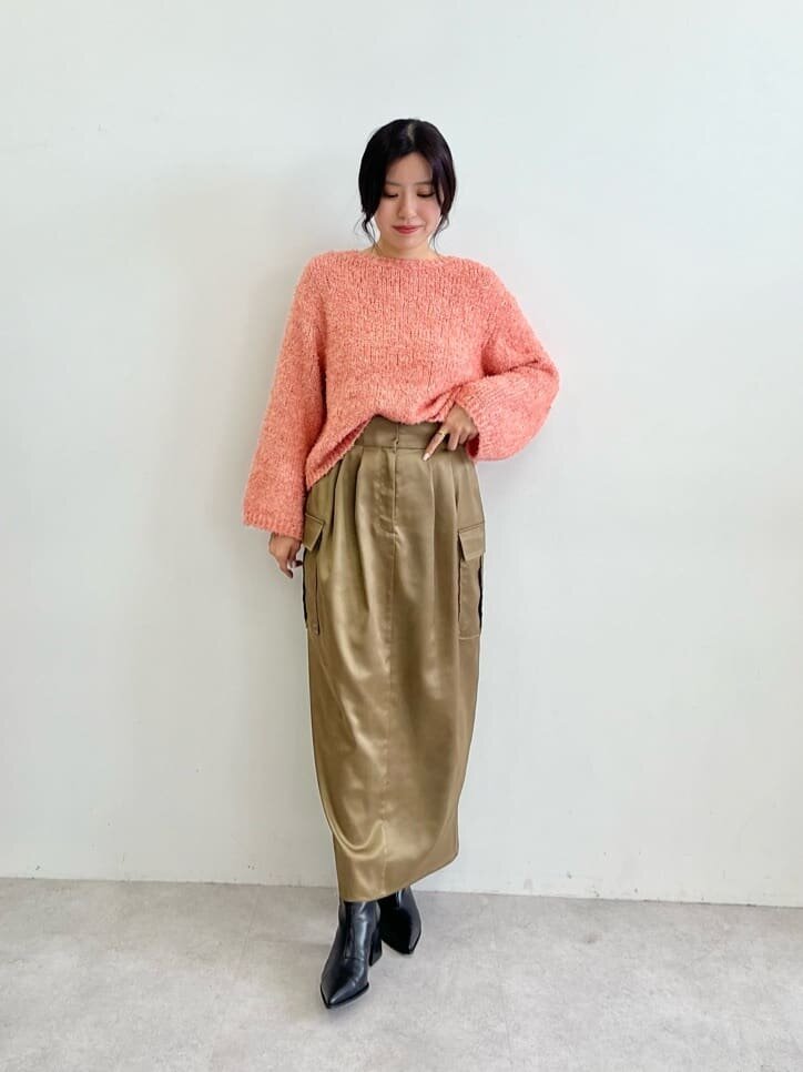 ロングスカートをはいた女性