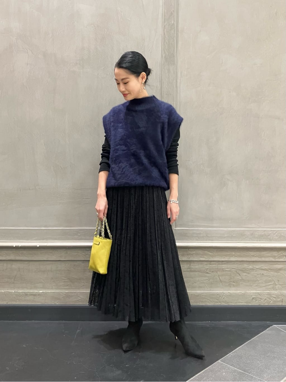 スカートをはいた女性