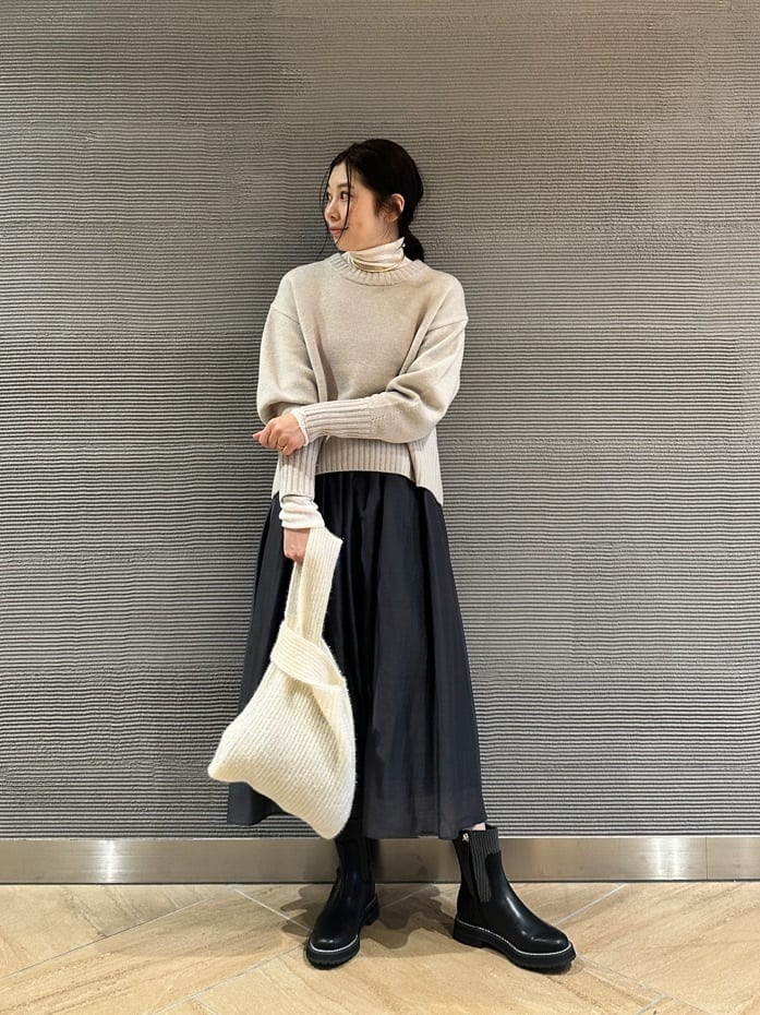 スカートをはいた女性