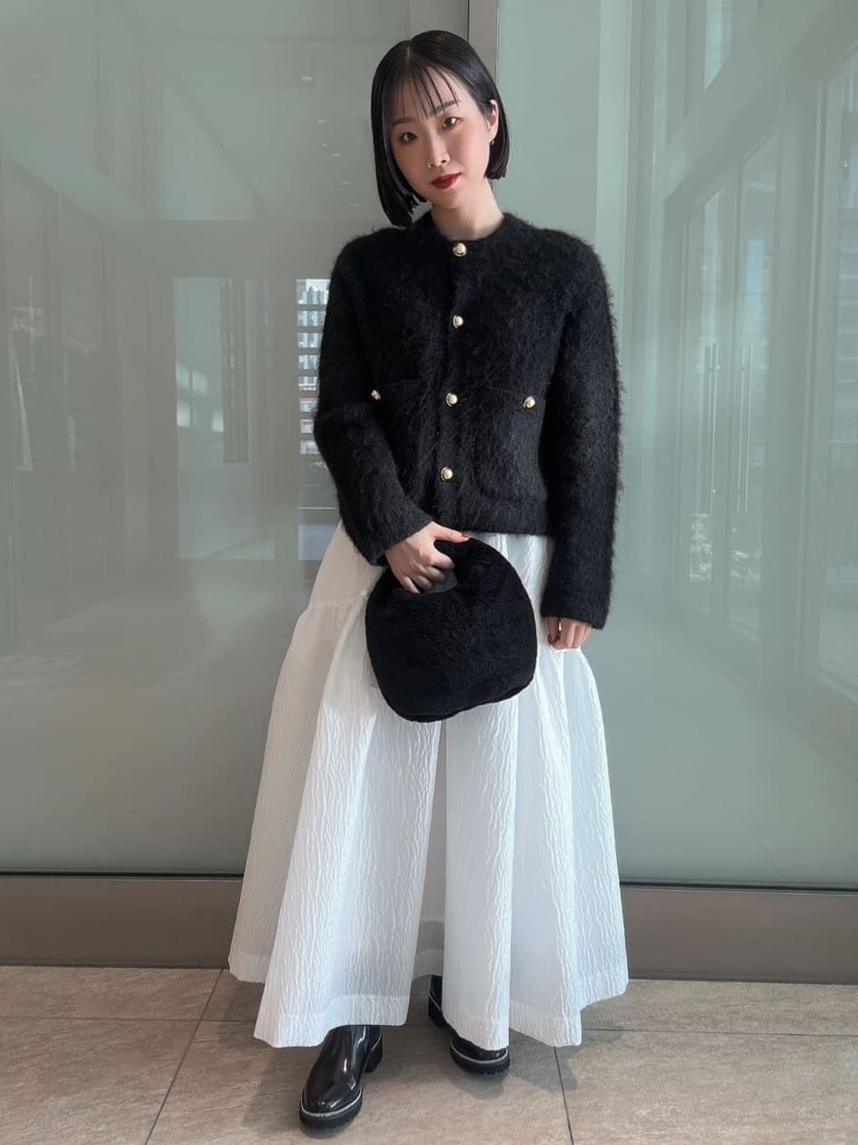 スカートをはいた女性