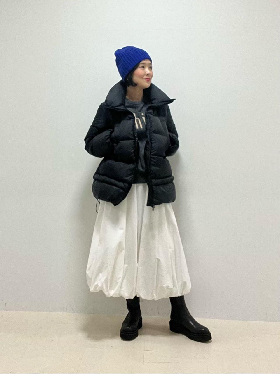 スカートをはいた女性