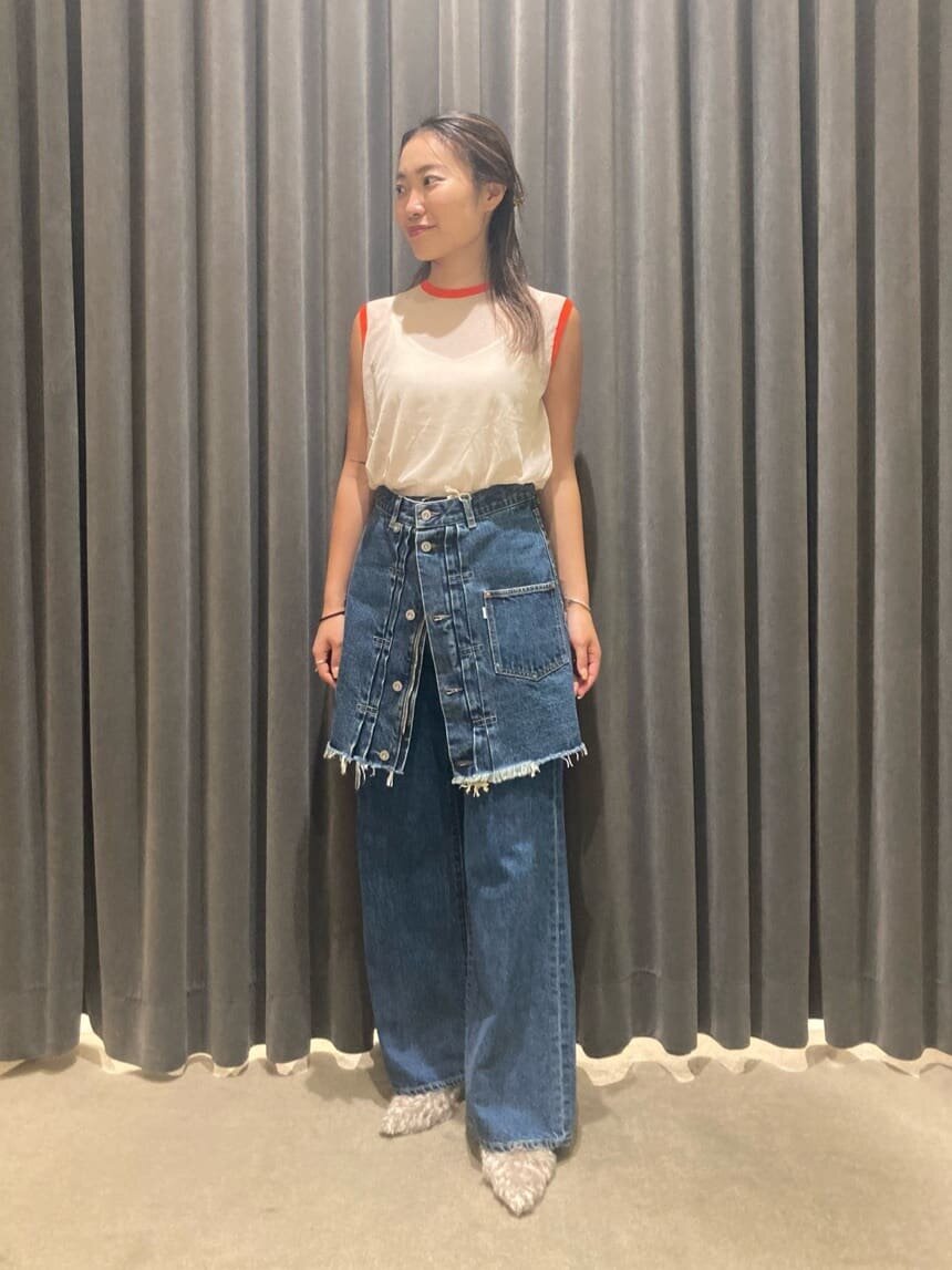 ロングスカートをはいた女性