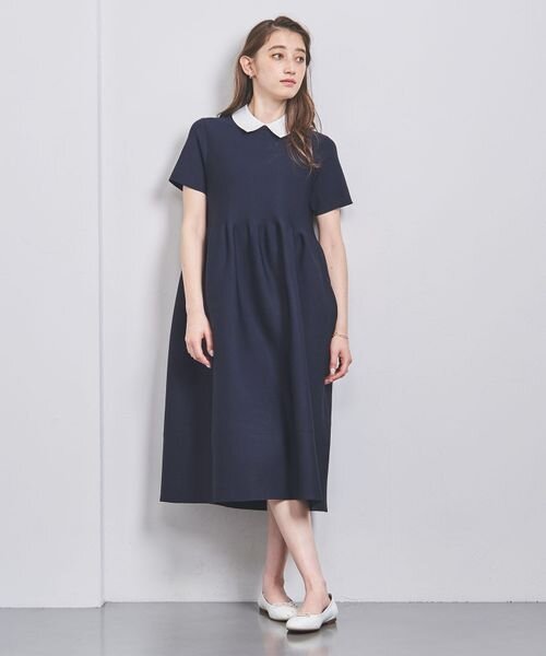 ショート丈のワンピースを着た女性