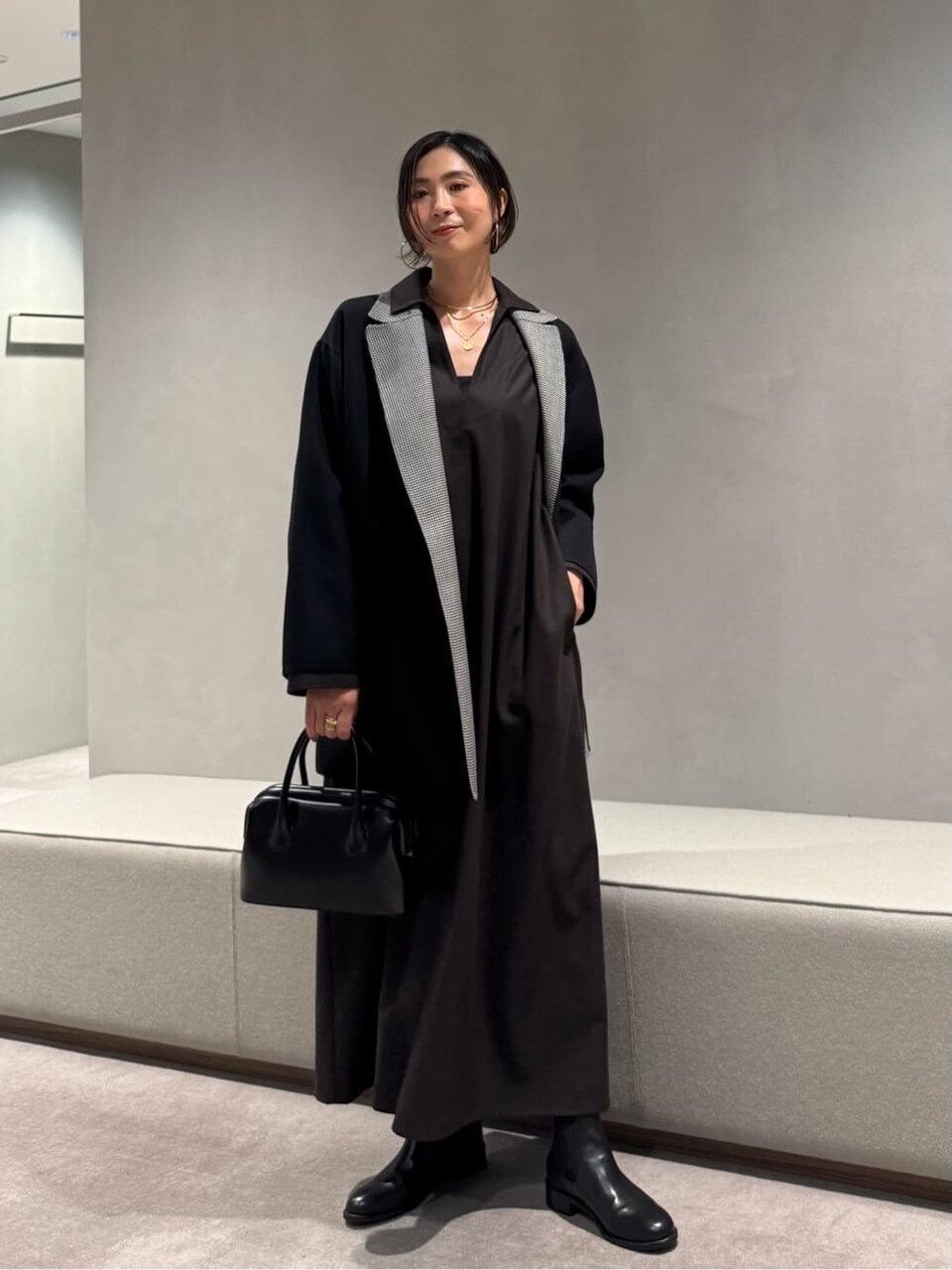 ワンピースを着た女性