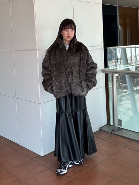 ロングスカートをはいた女性