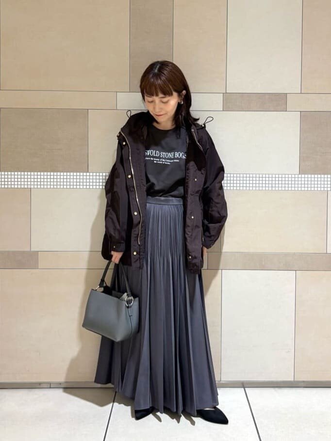 ロングスカートをはいた女性