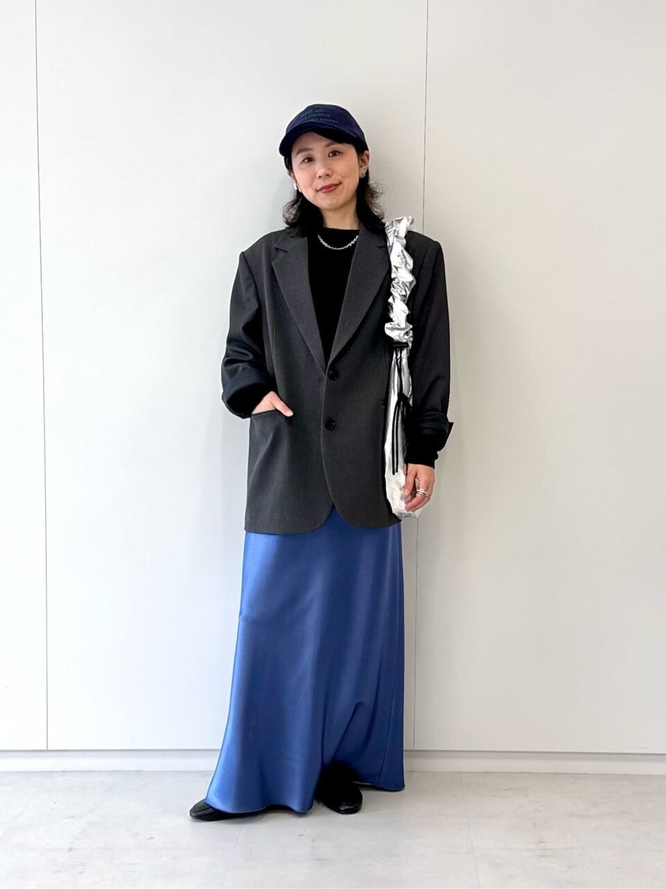 ロングスカートをはいた女性