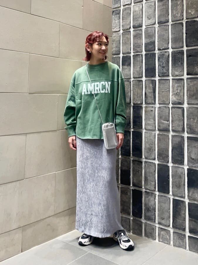 ロングスカートをはいた女性