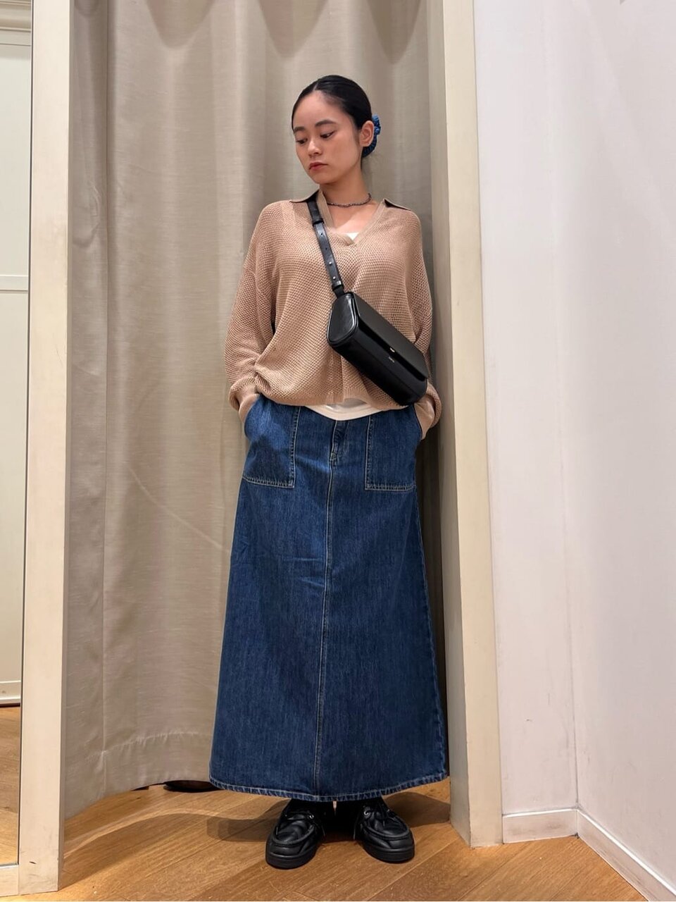 ロングスカートをはいた女性