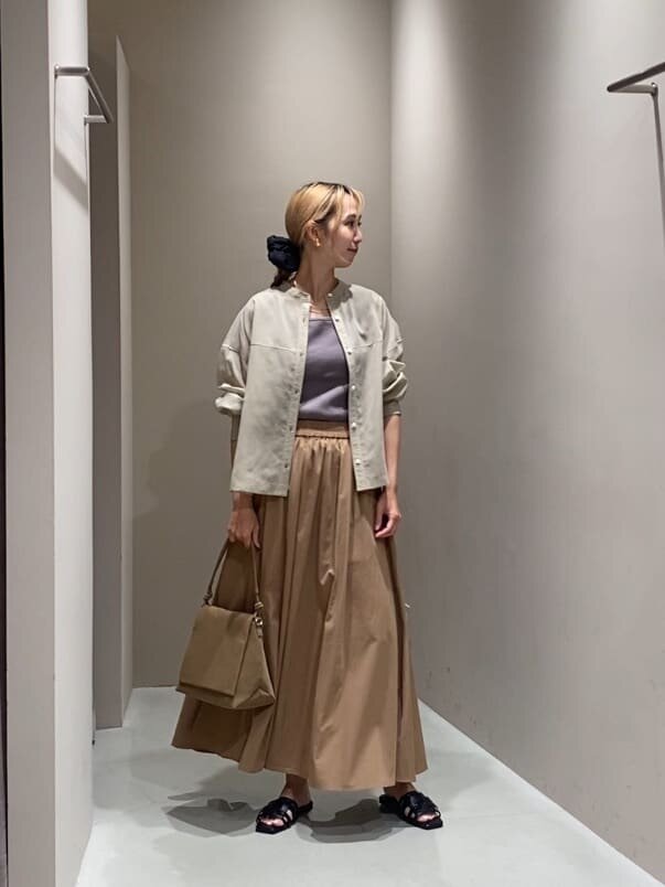 ロングスカートをはいた女性