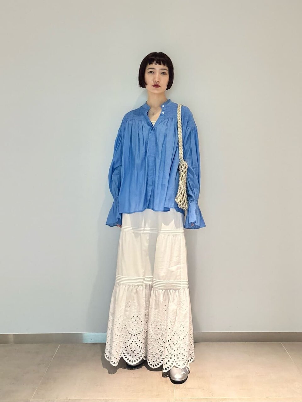 ロングスカートをはいた女性