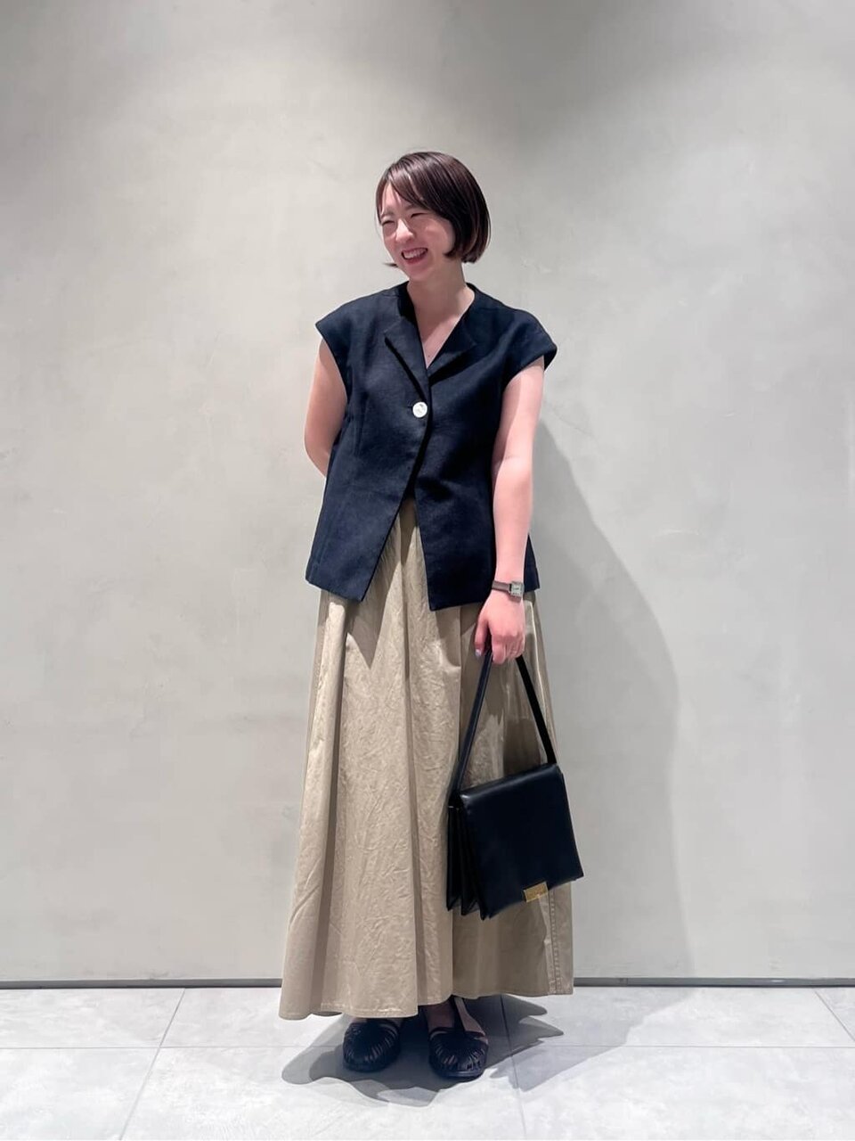 ロングスカートをはいた女性