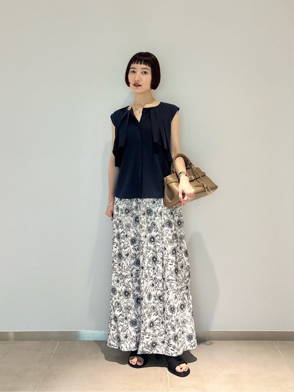 ロングスカートをはいた女性