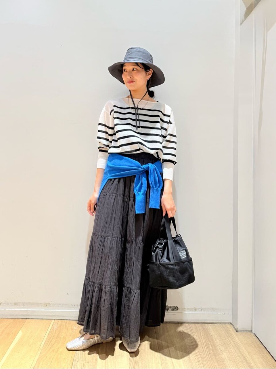 ロングスカートをはいた女性