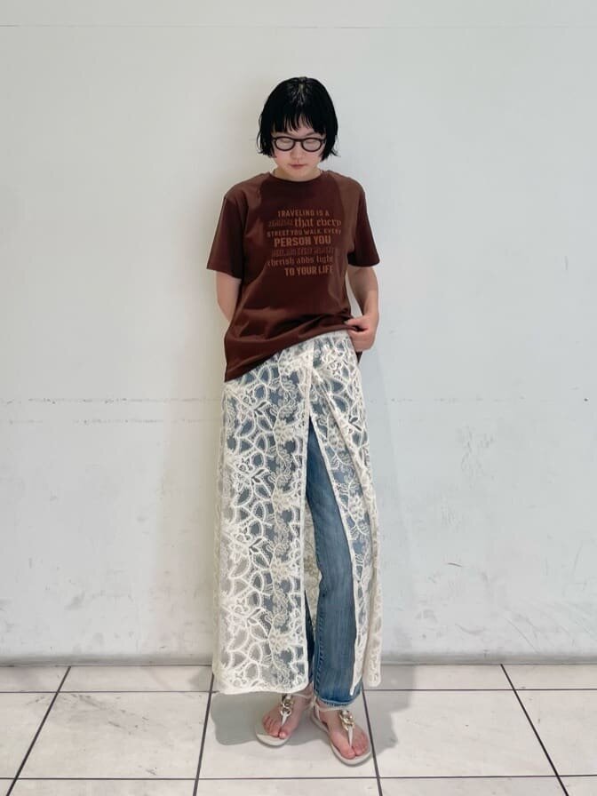 ロングスカートをはいた女性