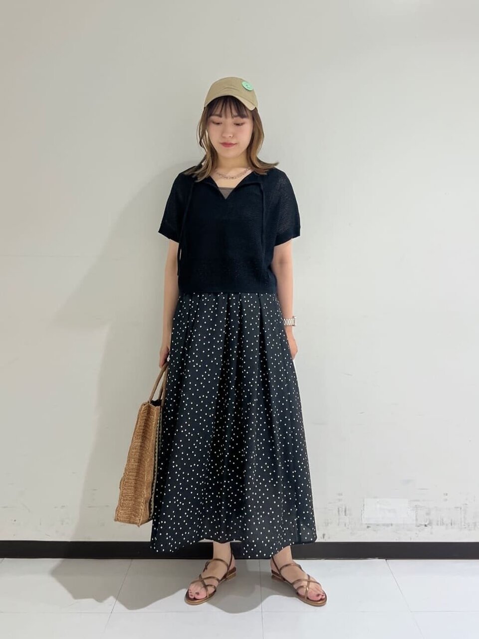 ロングスカートをはいた女性