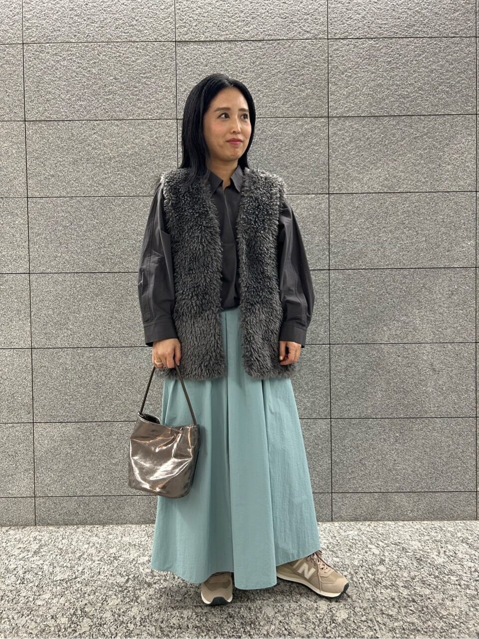 ロングスカートをはいた女性