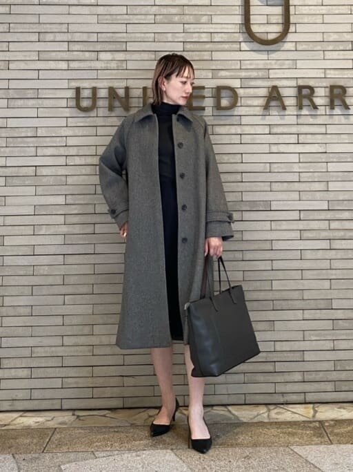 セットアップにコートを羽織ったビジネスカジュアルコーデ