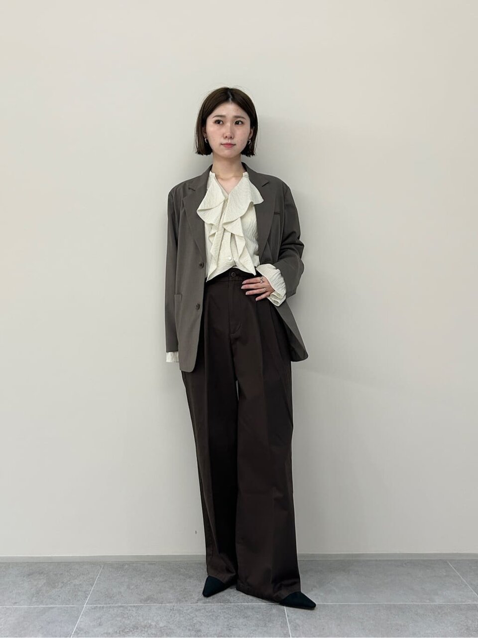 フリルブラウス×チノパン