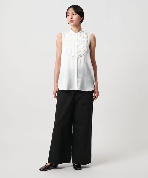 タートルニットとチノパンコーデの女性