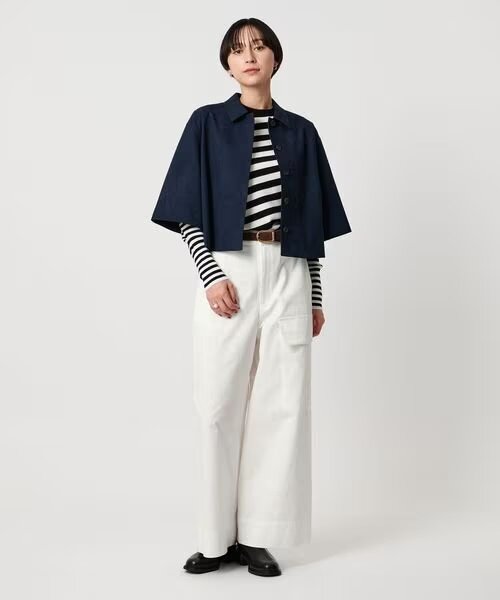 シャツジャケットとチノパンコーデの女性