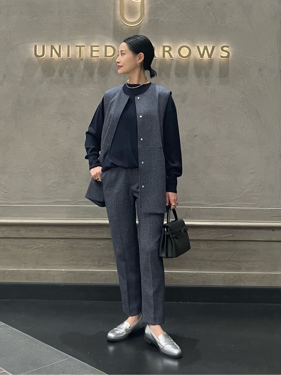 ネイビーのセットアップを使ったビジネスカジュアルコーデ