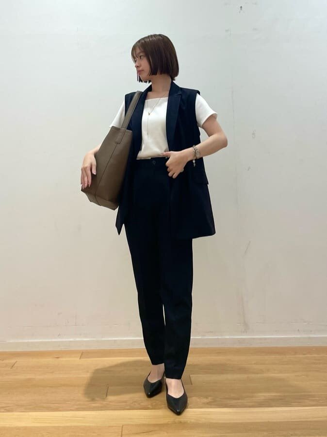 カットソーとセットアップのビジネスカジュアルコーデ