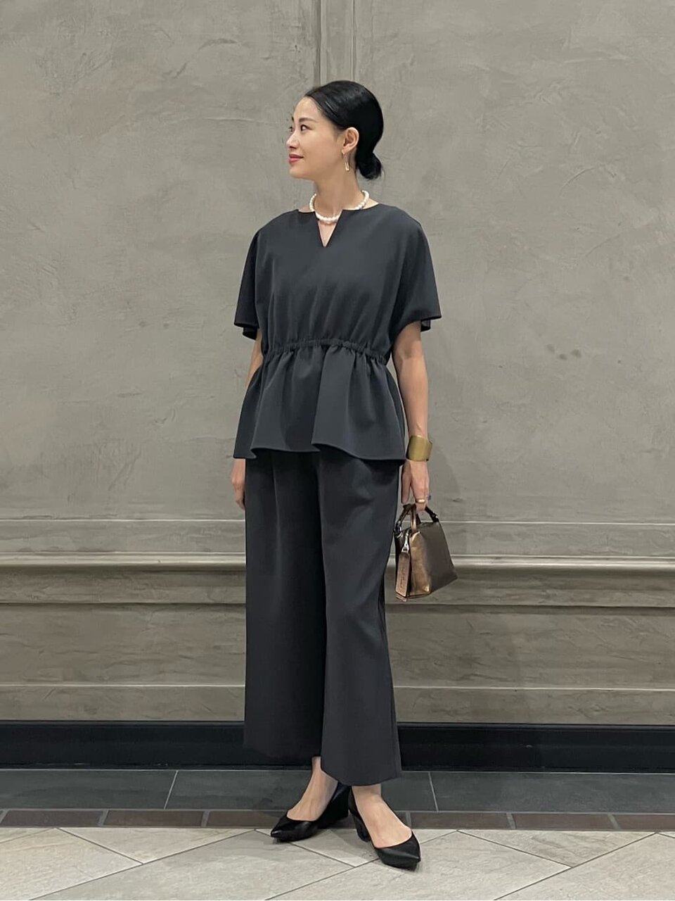 ブラウスとパンツのビジネスカジュアルコーデ