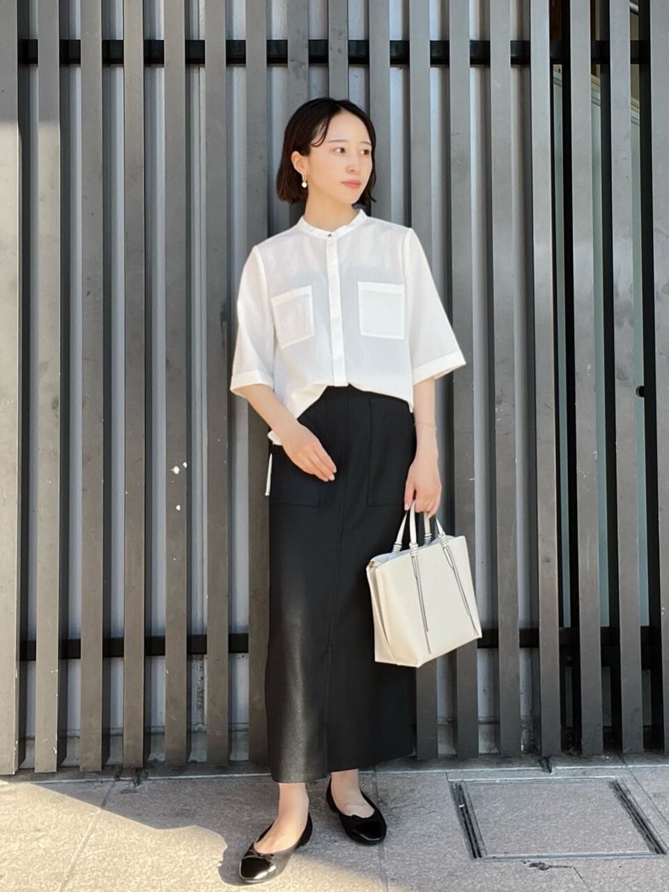 白のシャツとタイトスカートのビジネスカジュアルコーデ