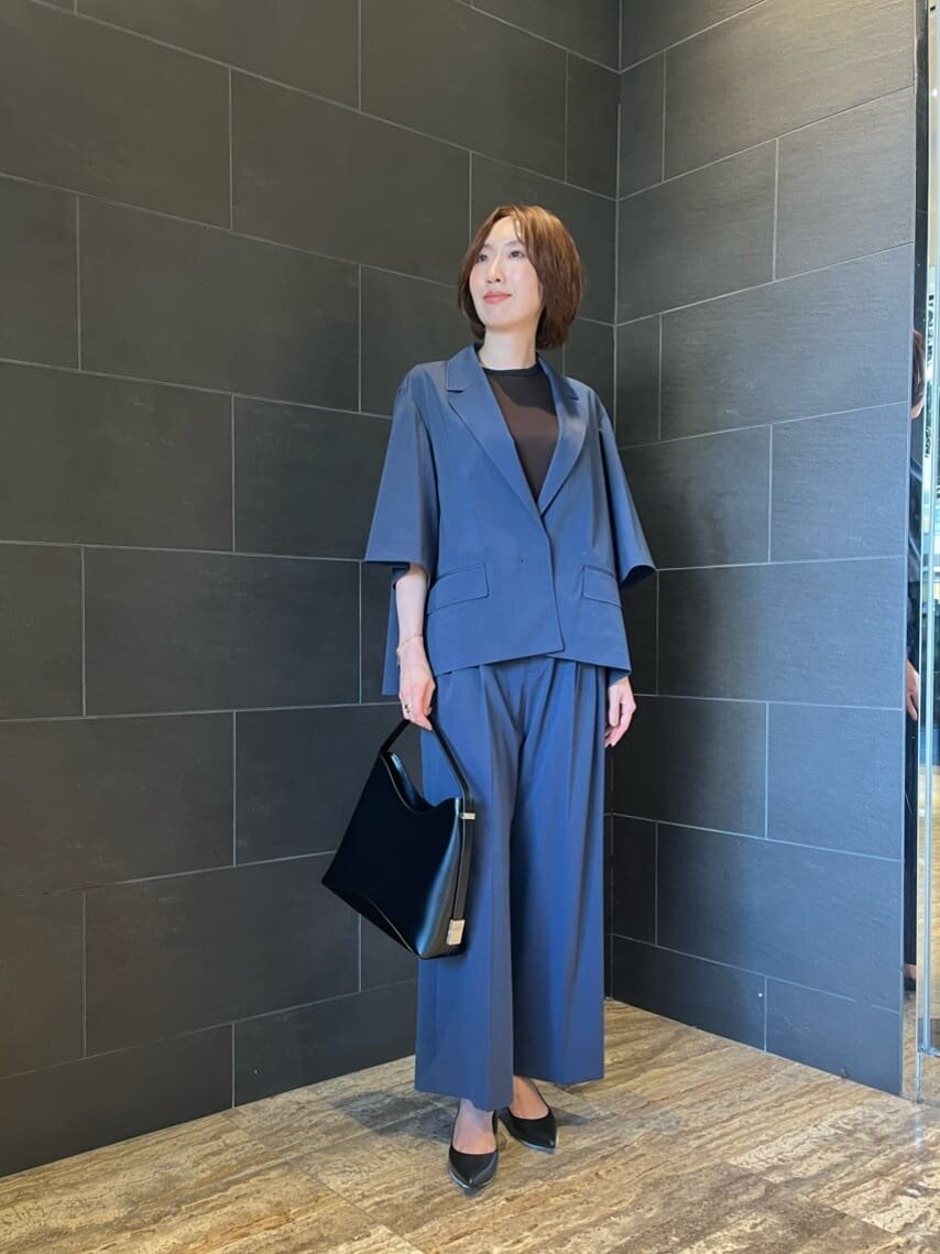 ハーフスリーブジャケットとパンツのビジネスカジュアルコーデ