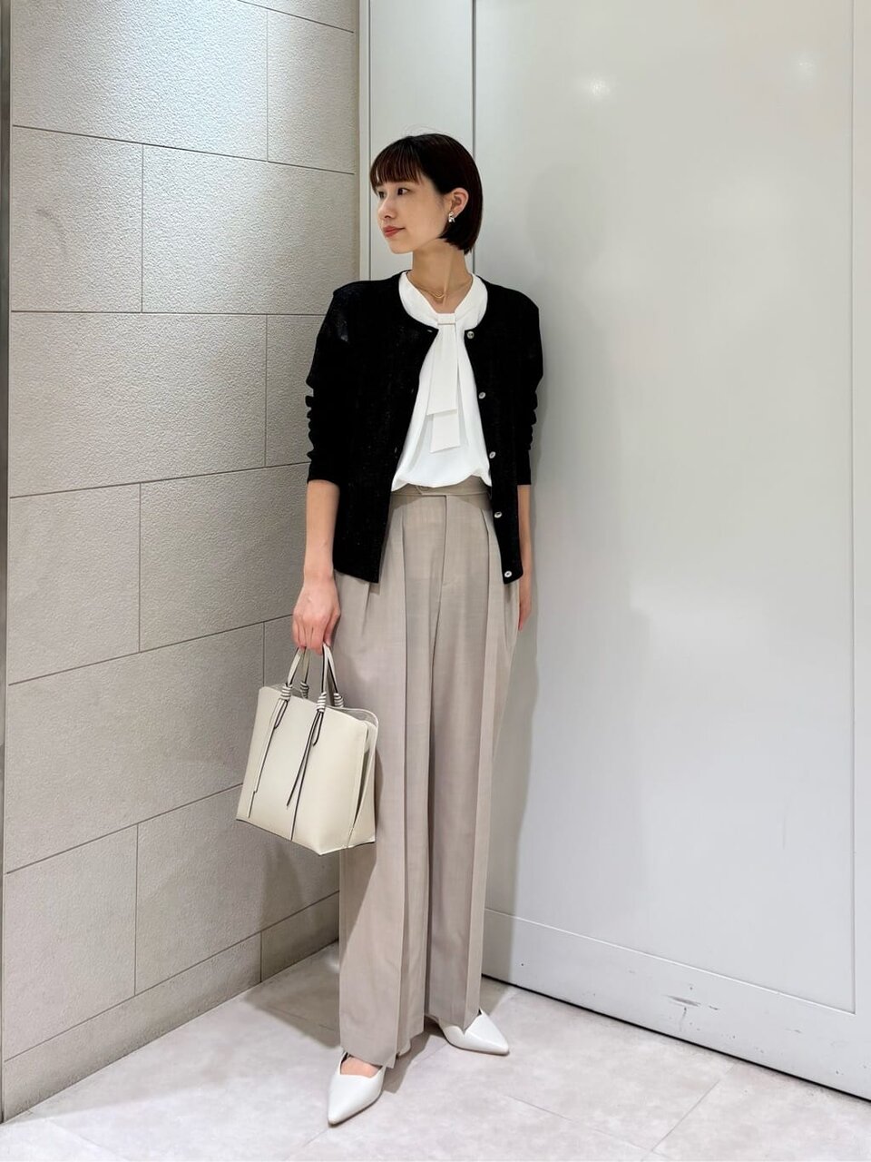 カーディガンとパンツのビジネスカジュアルコーデ