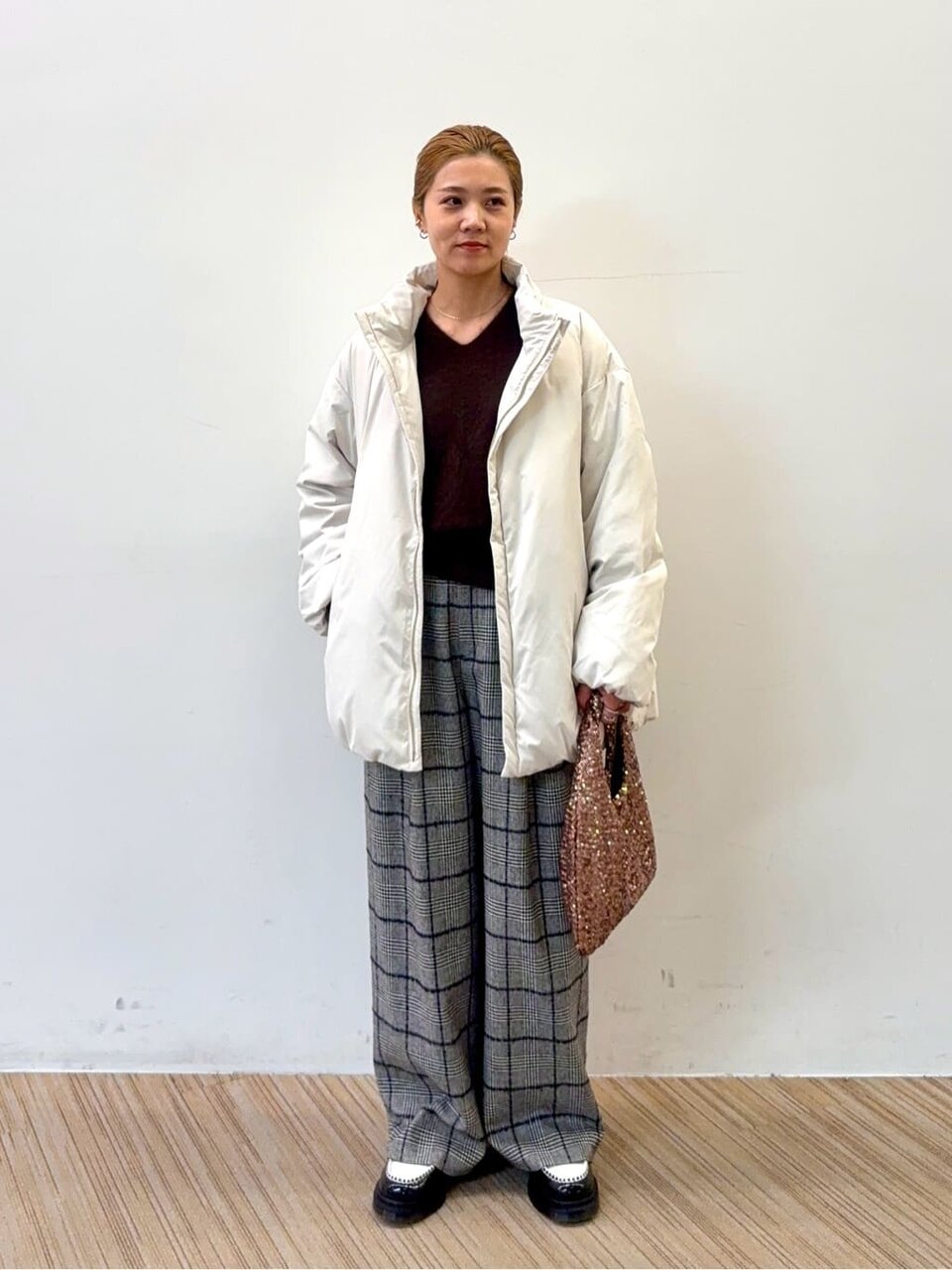 ダウンジャケットとワイドパンツのレディースコーデ