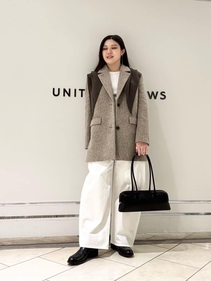 白のワイドデニムパンツをはいた女性