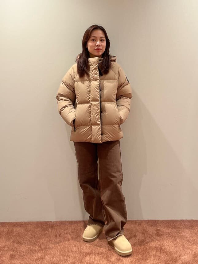 ブラウンのデニムパンツをはいた女性