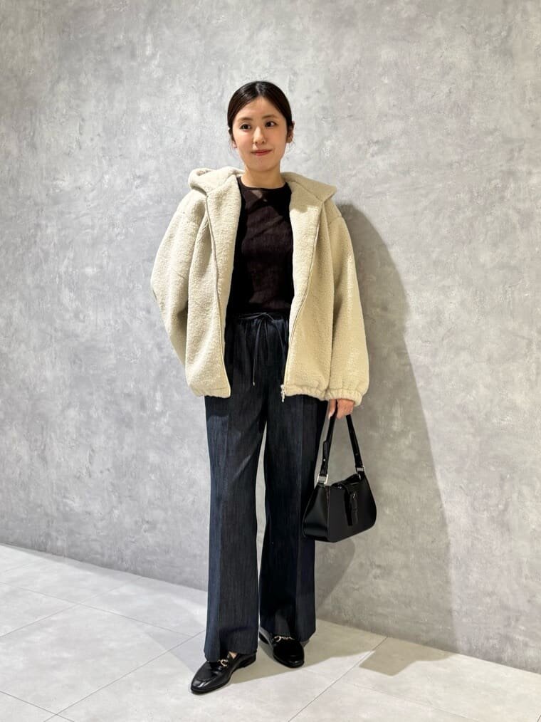 デニムパンツにローファーをあわせた女性