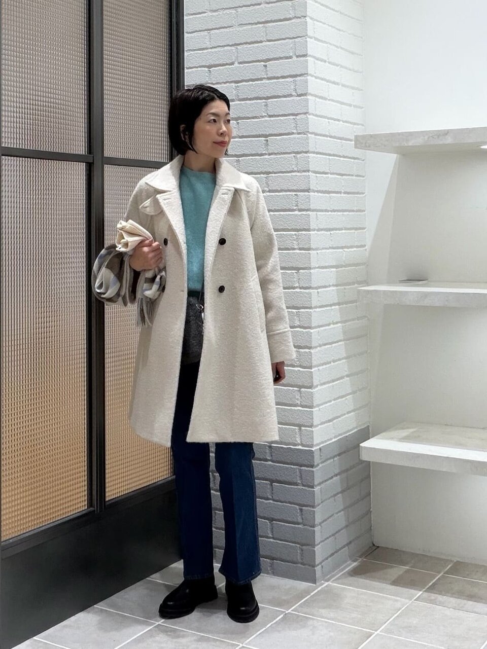 ニットをデニムパンツとあわせた女性