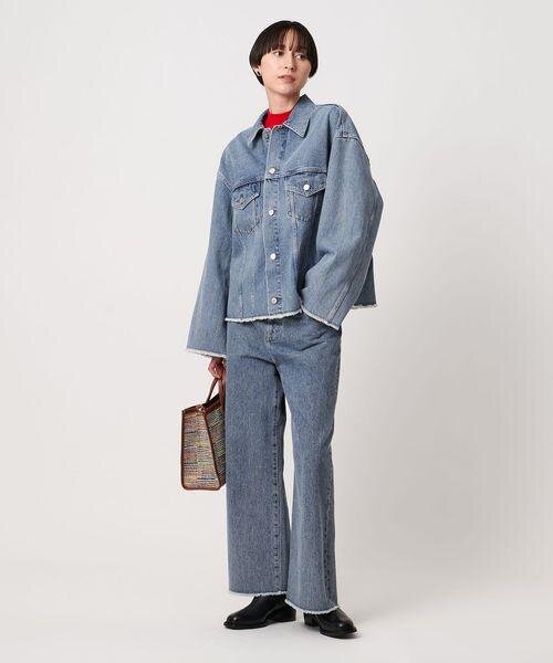 デニムジャケットとデニムパンツをあわせた女性