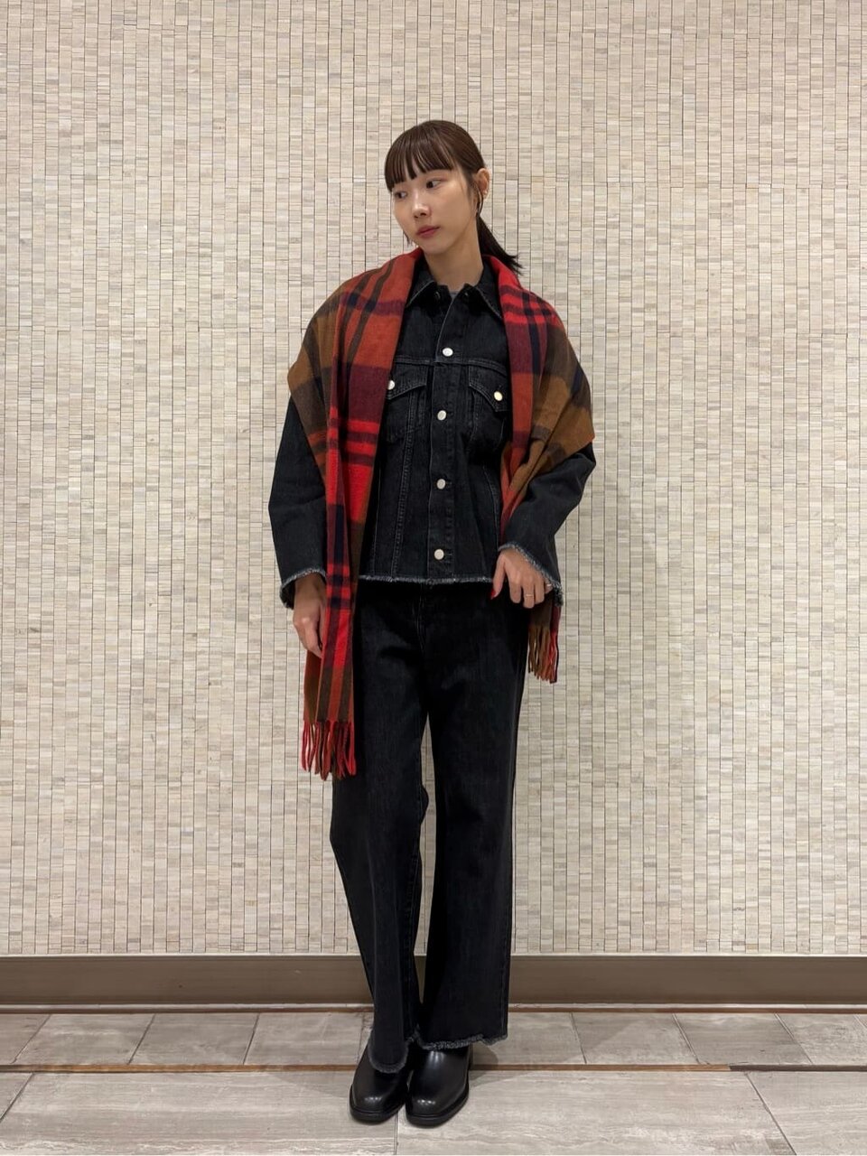 デニムジャケットとデニムパンツをあわせた女性