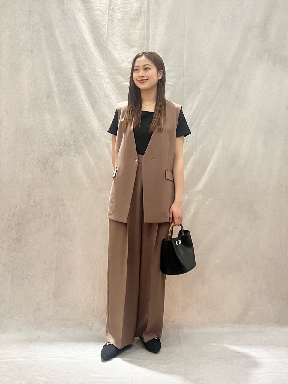 ジレとワイドパンツのコーデ