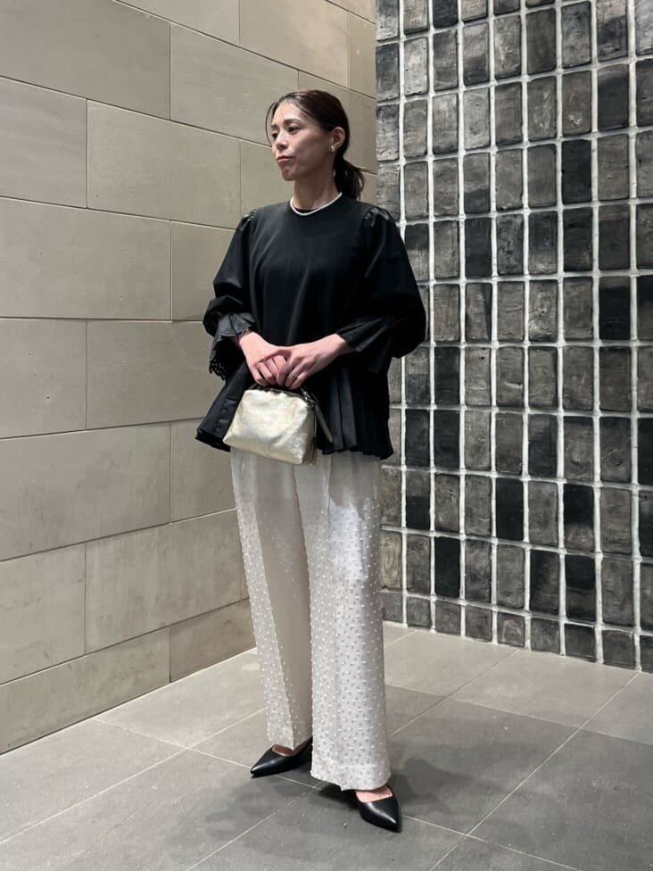 ブラウスとワイドパンツのレディースコーデ