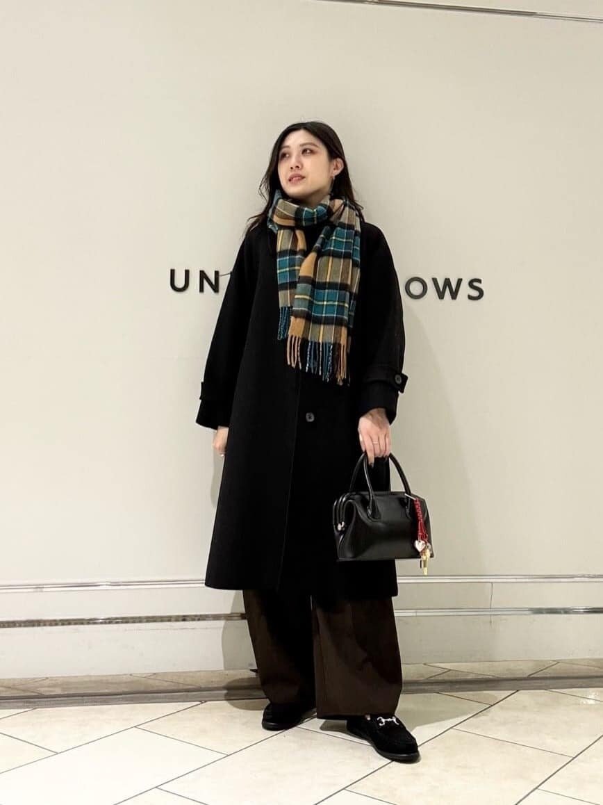ステンカラーコート×チェック柄マフラーのコーデ