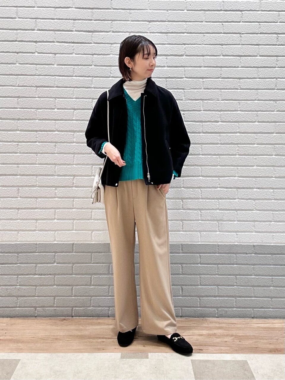 ニット×ライトコートのコーデ